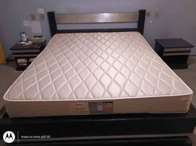 Cama de casal, Queen, Madeira com acabamento em laca preta e aço escovado