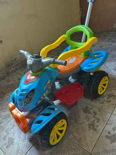 Carrinho de Passeio Infantil Quadriciclo Pedal Maral