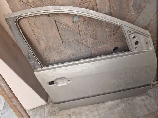 Porta dianteira lado direito Ford Fiesta