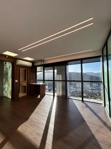 Locação Comercial - Sala com 45m² e decorada e 1 vaga - Balneário Cambo