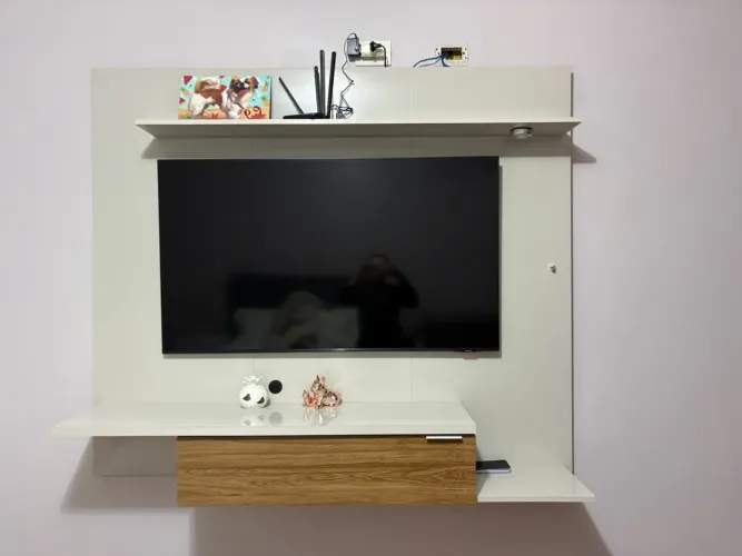 Painel para TV com rack suspenso e prateleira