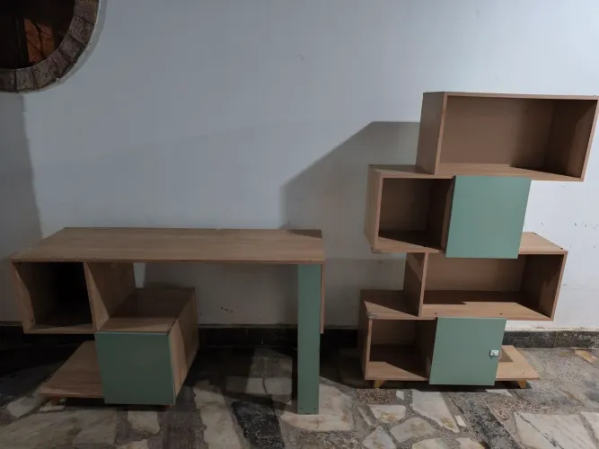 Mesa e armário de escritório