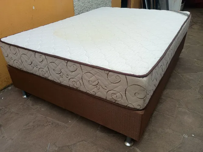 Conjunto box, tamanho casal, com colchão de molas ensacadas.