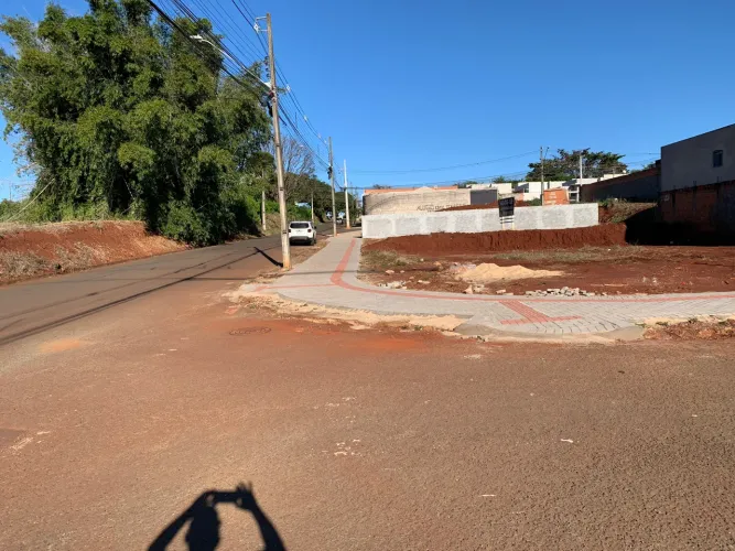 Alugo terreno de esquina comercial zc3 zona leste Londrina