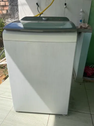Vende-se uma máquina de lavar, ela está com defeito, mais está funcionando