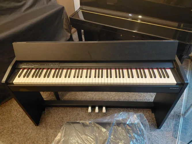 Roland F-140R - Piano Digital Premium + Banqueta | Venda no Ateliê do Piano (Copacabana)
