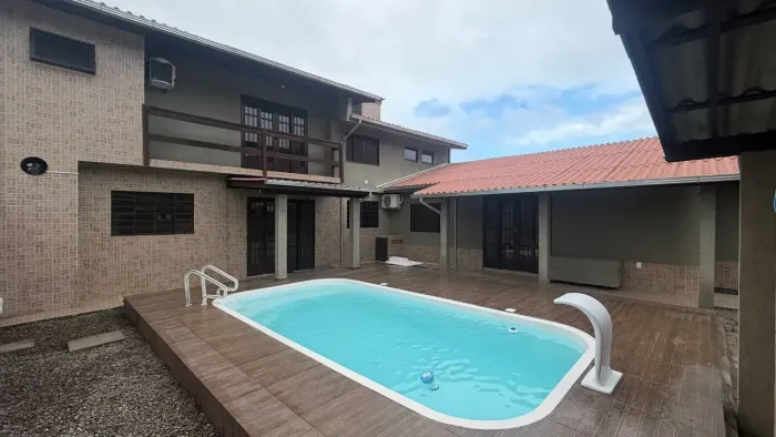 Casa para aluguel com 200 metros quadrados com 3 quartos