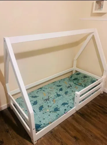 Vendo Cama Montessoriana com colchão em excelente estado de conservação