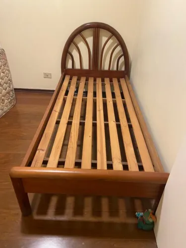 Cama de solteiro de madeira maciça