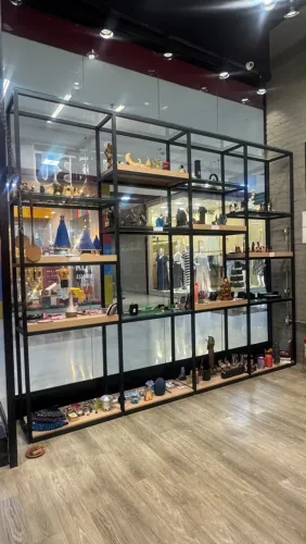 Estante Vitrine Aço e Madeira.