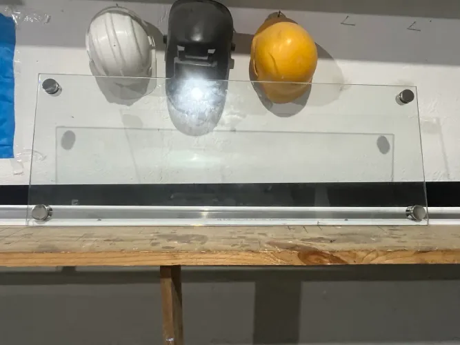 Letreiro para placa em vidro 8 mm temperado e fixadores em inox