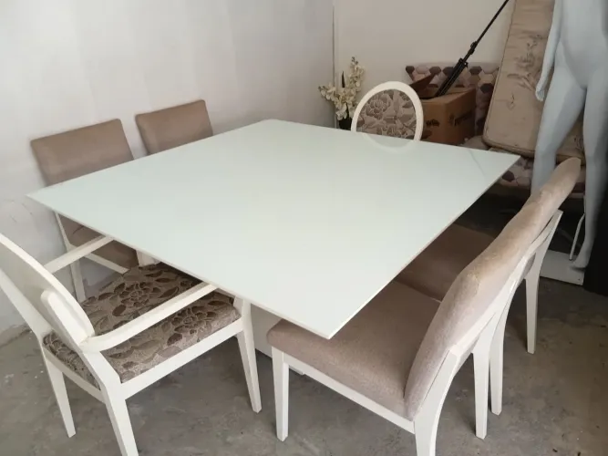 Vendo mesa em madeira pura,6 cadeiras,laqueada na cor branca com tampo de vidro