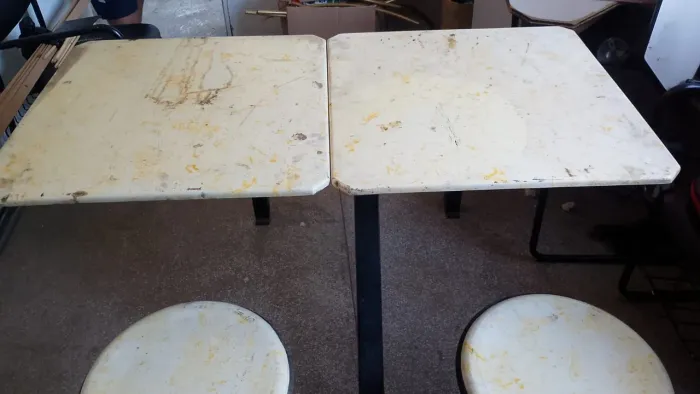 4 Mesa de ferro com mármore com 4 bancos junto em cada( praça de alimentação do shopping)