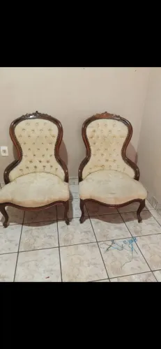 Par de Poltronas Clássicas Luis XV em Madeira Maciça - Estilo Vintage