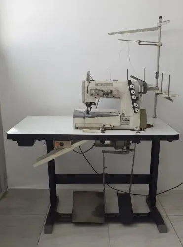 Máquina de costurar Galoneira