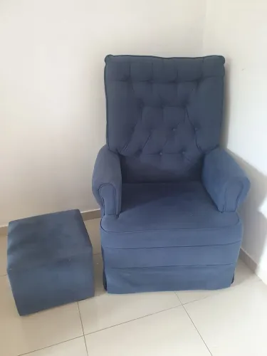 Poltrona de amamentação com puff