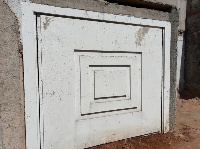 Portão(2,34x2,71) e porta(2,13x1) de ferro conservado com preço
