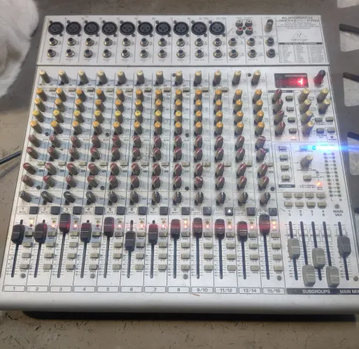 Mesa Behringer eutorack ub2442fx / precisa de pequenos reparos display tem defeito 