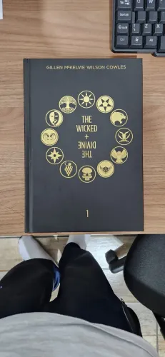 The Wicked + The Divine - Deluxe Edition, Vols. 1 e 2 (capa dura, importado)