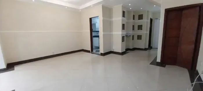 Sobrado para aluguel possui 143 metros quadrados com 3 quartos