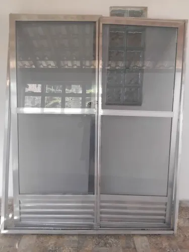 Porta de Alumínio de Correr 2,10 x 1,70 m - Nova - Com Tela Mosquiteira