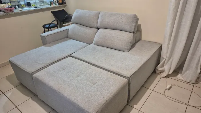 Sofá retrátil e reclinável em linho cinza