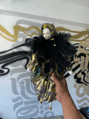 Esta boneca de porcelana é uma peça vintage dos anos 1980,