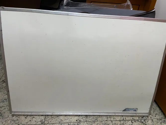 Lousa branca 90cm x 60cm + canetas recarregáveis de brinde + pontas extras
