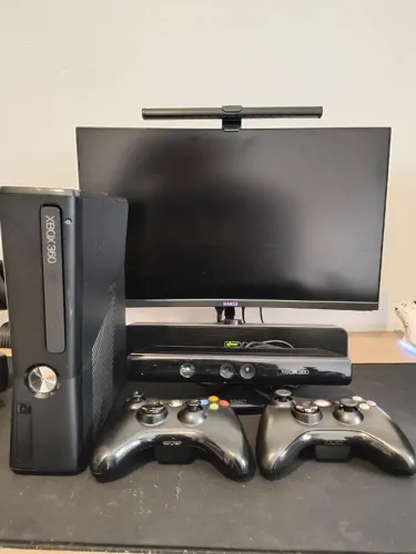 Xbox 360 Slim Desbloqueado LT3.0 (2 controles + Kinect)