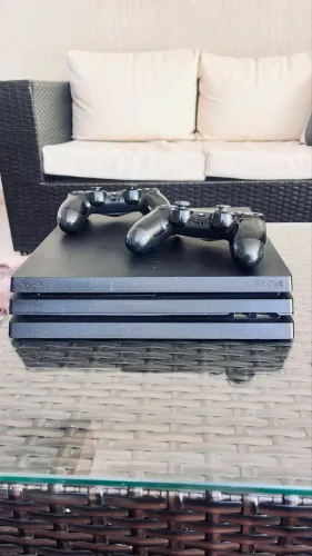 Ps4 pro usado. 1TB 2 controles originais (1 com drift) +5 jogos originais em ótimo estado