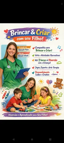 Babá que trabalha atividades de desenvolvimento motor e criatividade