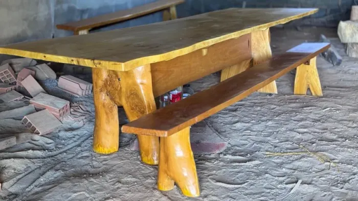 Mesa rústica em madeira maciça com dois bancos | Amarela | 3,25m x 0,9m
