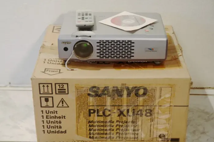 Projetor Sanyo Pro XtraX Multiverse PLC-XU48 3000ANSI XGA 1024x768 Bivolt