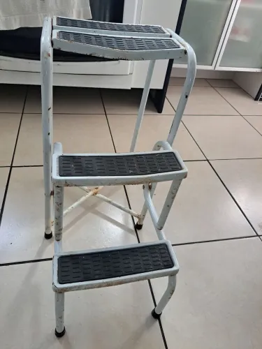 Escadinha articulada com ferrugem e amassada