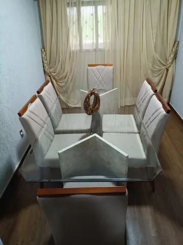 Mesa com tampo de vidro bisotado e pés de mármore travertino 