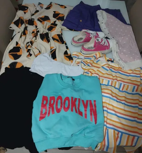 Lotes com 8 peças de roupas