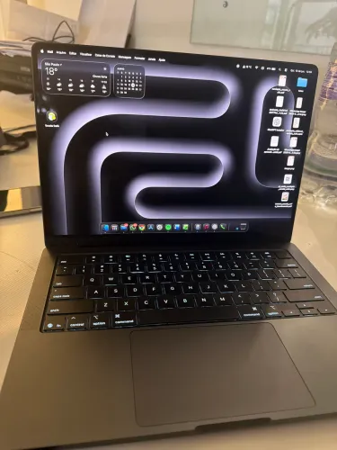 Macbook pro M5 com caixa e tudo preto