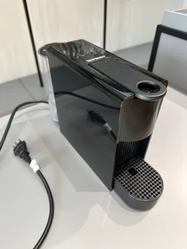 Cafeteira Nespresso Essenza Mini - Preta