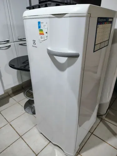 Vendo freezer Eletrolux 162 litros 