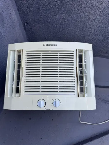 Ar condicionado de janela semi novo