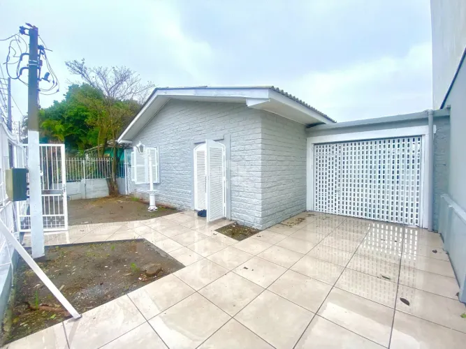 Casa térrea de 4 dormitórios, sendo uma suíte, no bairro Niterói em Canoas