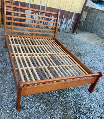 Cama de casal de madeira, em ótimo estado.