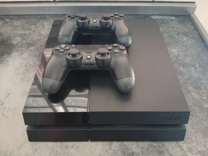 PS4 500GB + 2 Controles