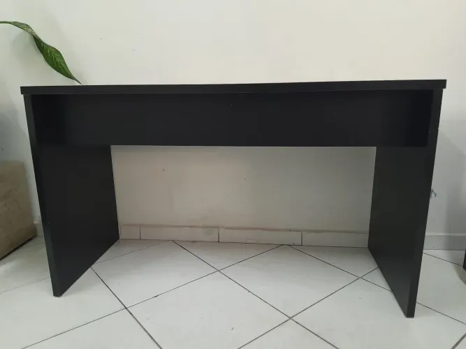 Vende-se  mesinha com gaveteiro 