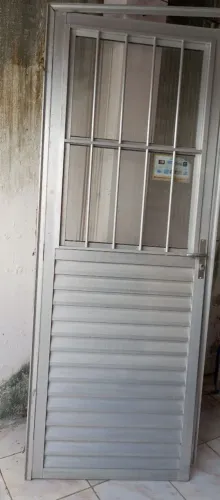 Porta de Alumínio Social.