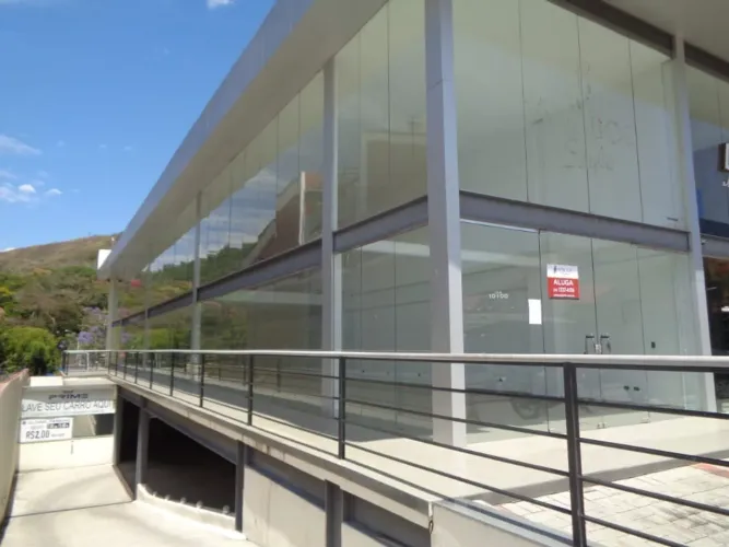 Ampla loja em Itaipava c/ 156,52m² no 1º pavimento e aprox. 80m² de mezanino!
