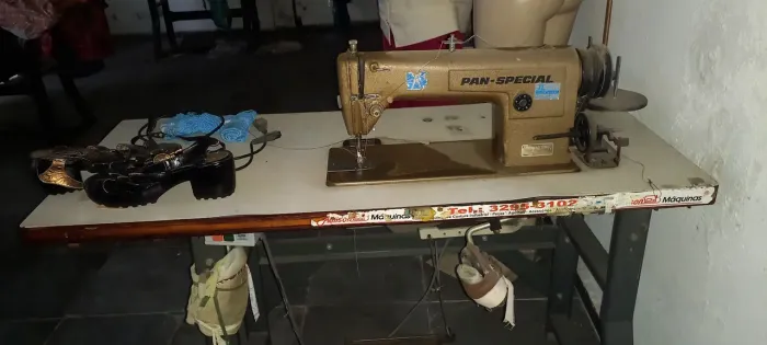 Máquina de costura reta da marca Pan-Special.