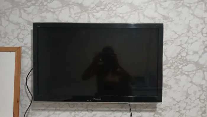 VENDO TV PANASONIC ORIGINAL, FUNCIONANDO, APENAS COM UMA RISCA AZUL