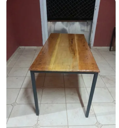 Mesa de madeira maciça com base de metalon 