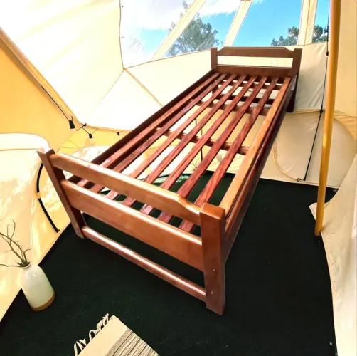 Linda Cama de Solteiro de Madeira Maciça o Estrado Reforçado na cor Marrom Canela.